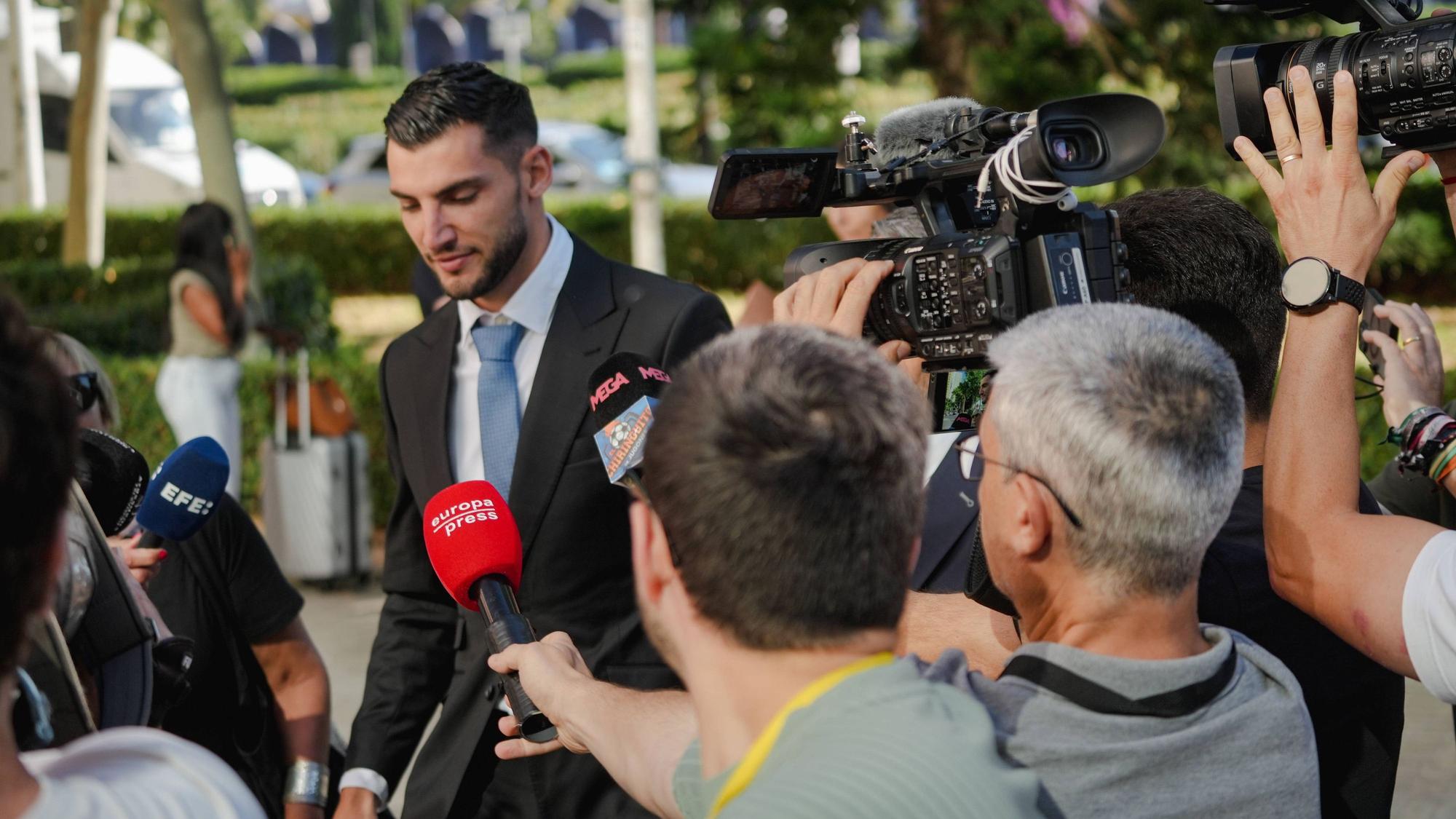 Rafa Mir, belagert von TV-Teams, beim Gang ins Gericht.