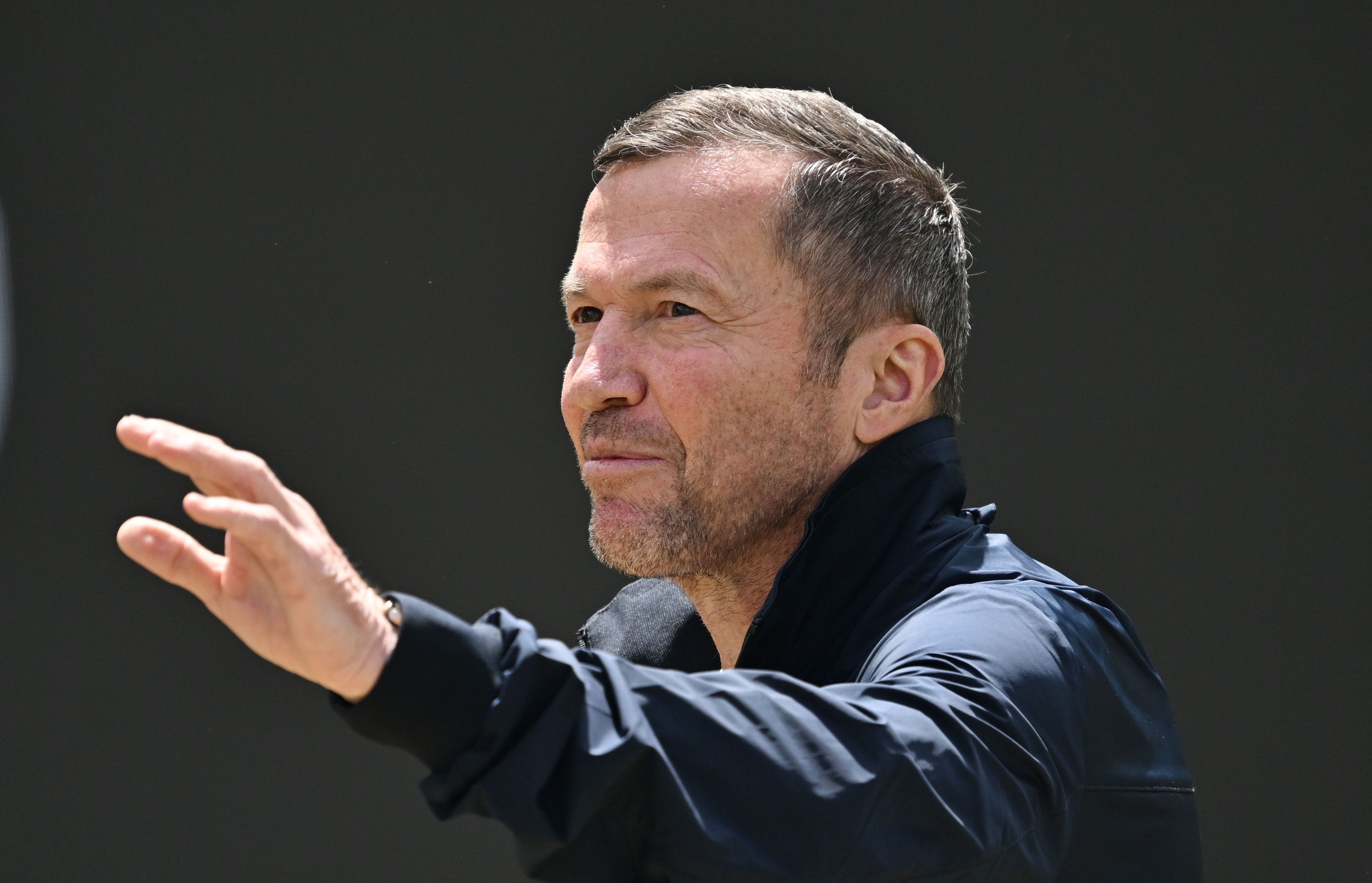 Rekordnationalspieler Lothar Matthäus gestikuliert