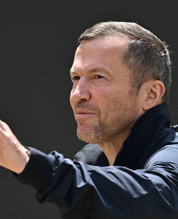 Rekordnationalspieler Lothar Matthäus gestikuliert