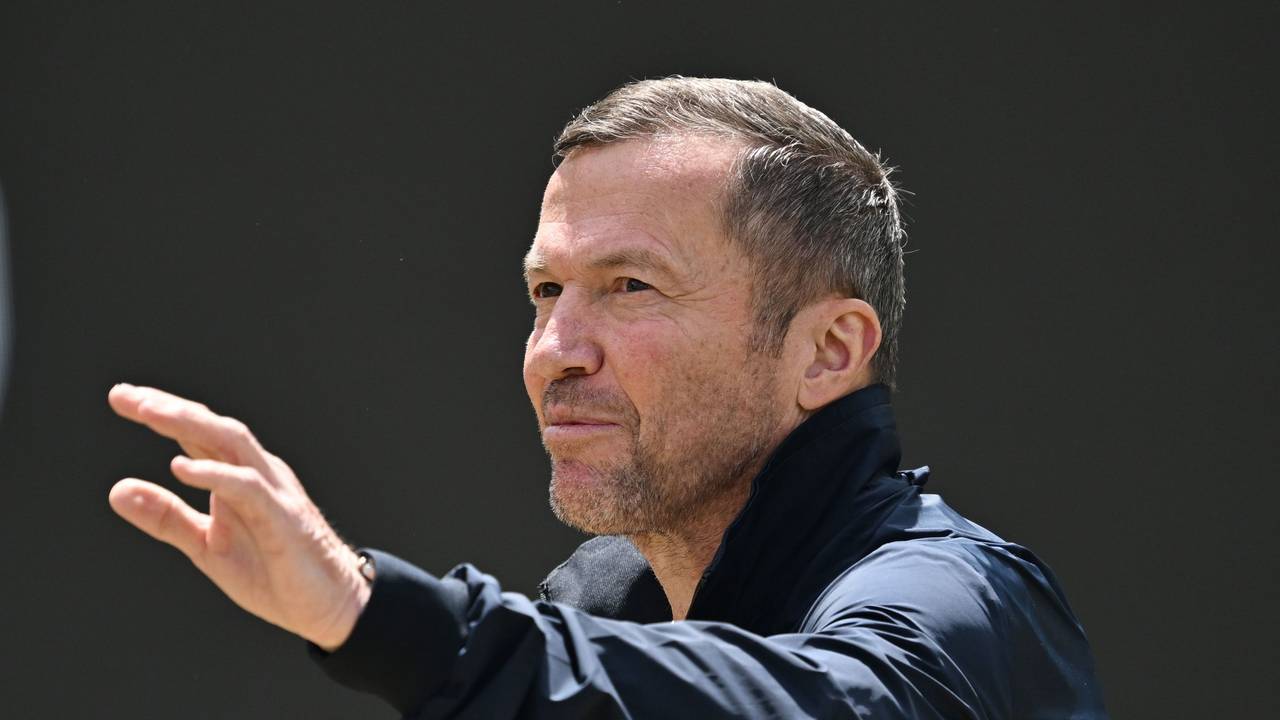 Rekordnationalspieler Lothar Matthäus gestikuliert