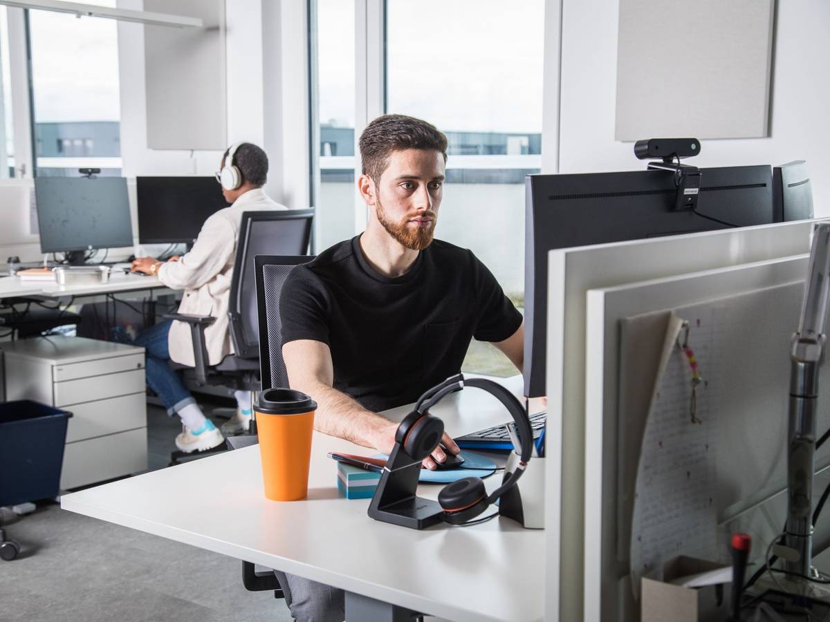 Zwei Arbeitskollegen sitzen im Büro