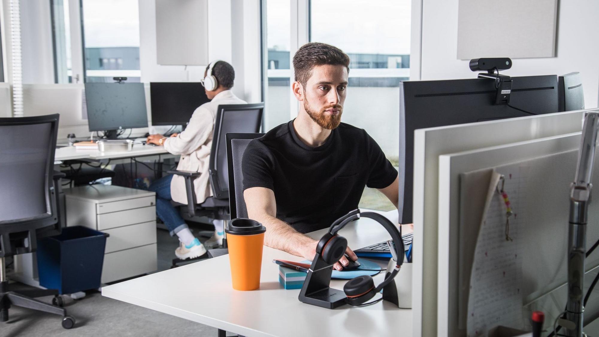 Zwei Arbeitskollegen sitzen im Büro