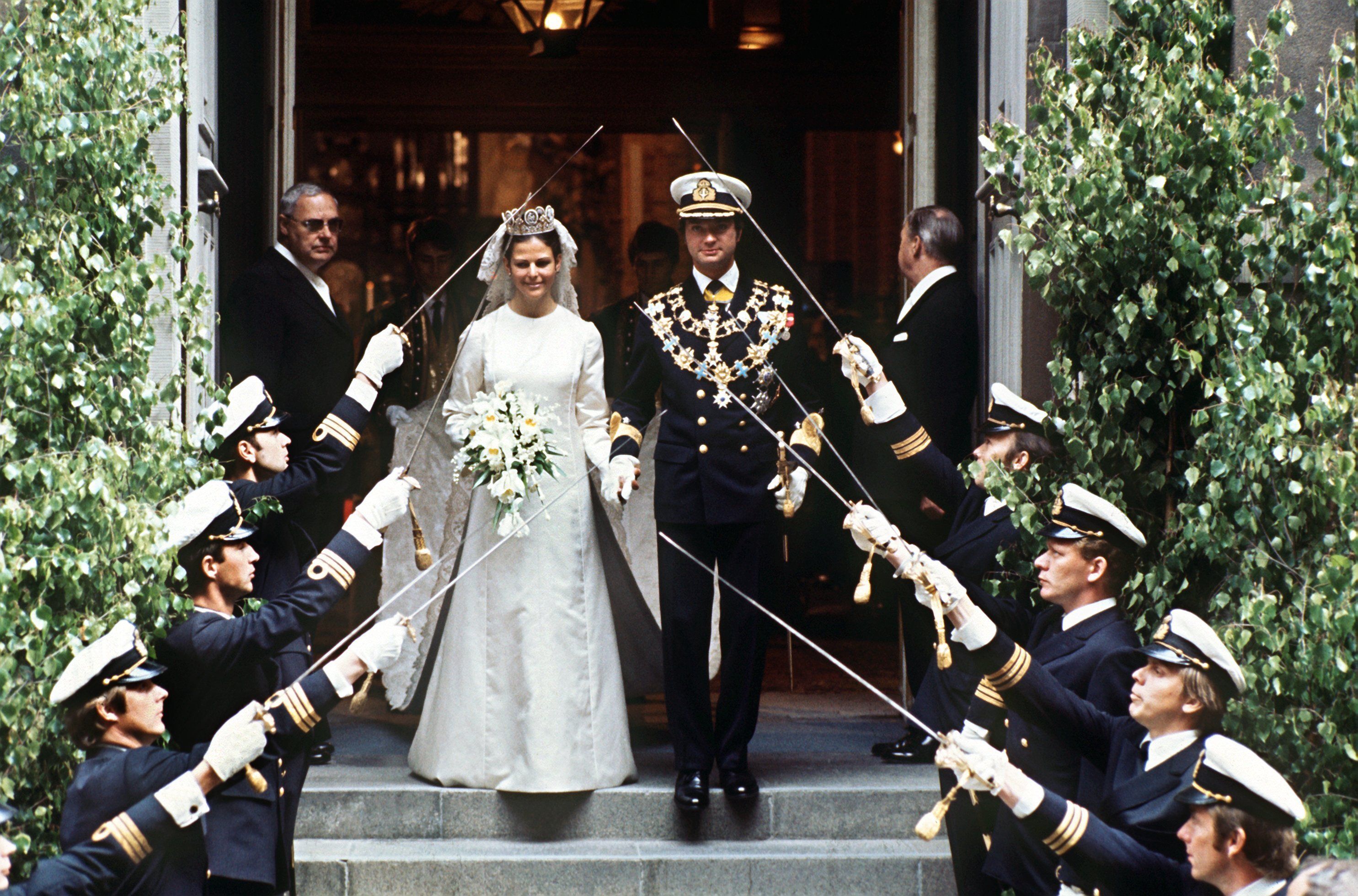 Ein Brautpaar, die Braut mit weißem Blumenstrauß in der Hand und Krone, der Bräutigam mit ordengeschmückter Uniform, treten aus einem Portal und schreiten durch ein Spalier von Säbeln.