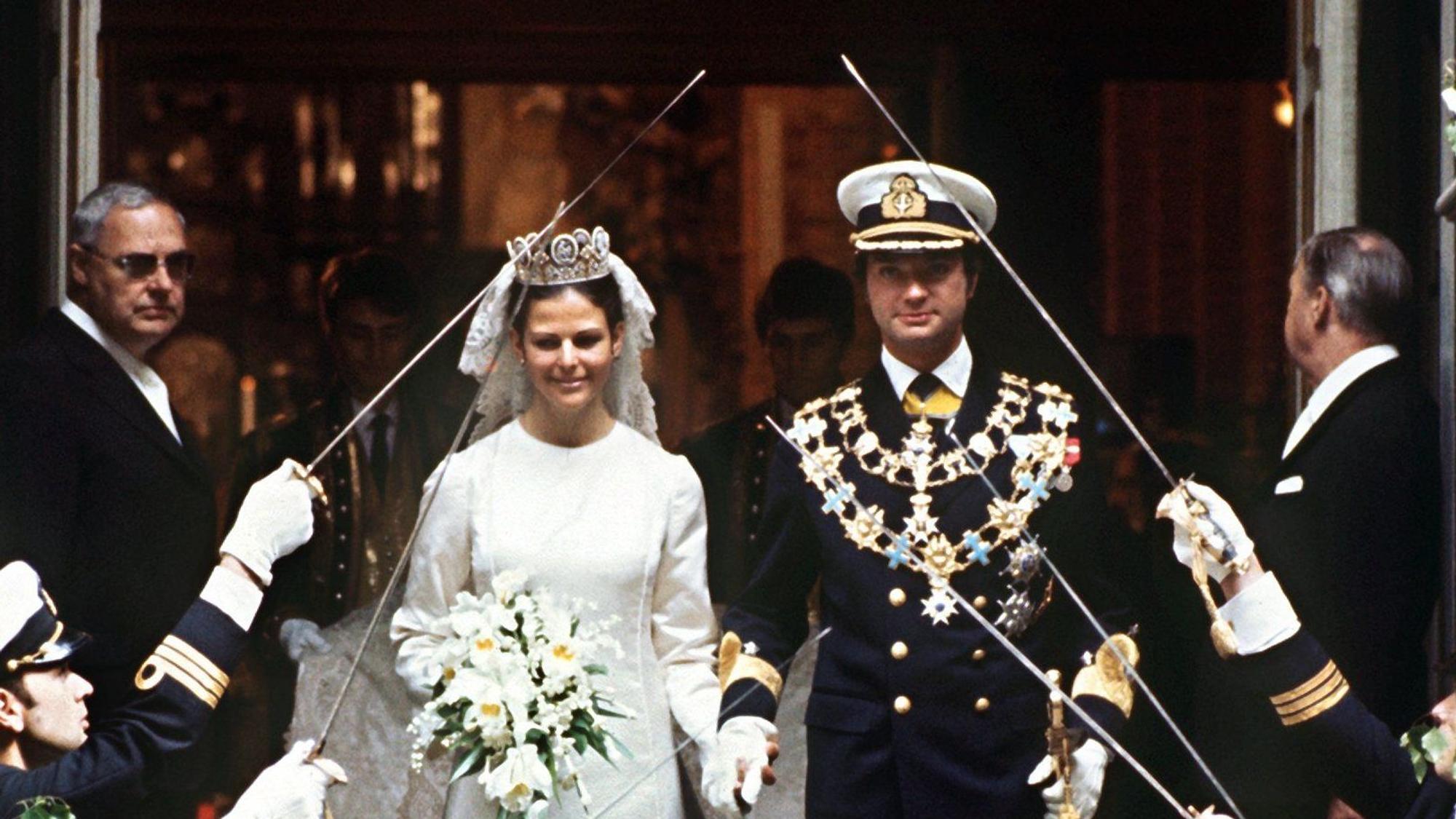 Ein Brautpaar, die Braut mit weißem Blumenstrauß in der Hand und Krone, der Bräutigam mit ordengeschmückter Uniform, treten aus einem Portal und schreiten durch ein Spalier von Säbeln.