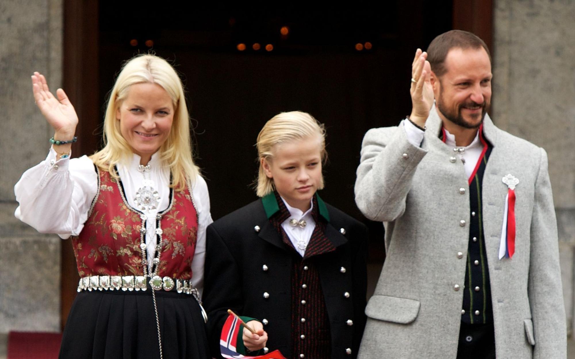 Prinzessin Mette-Marit, Marius Borg Hoiby und Prince Haakon besuchen eine Parade im Jahr 2011. (Bild: 2011 Getty Images/Ragnar Singsaas)