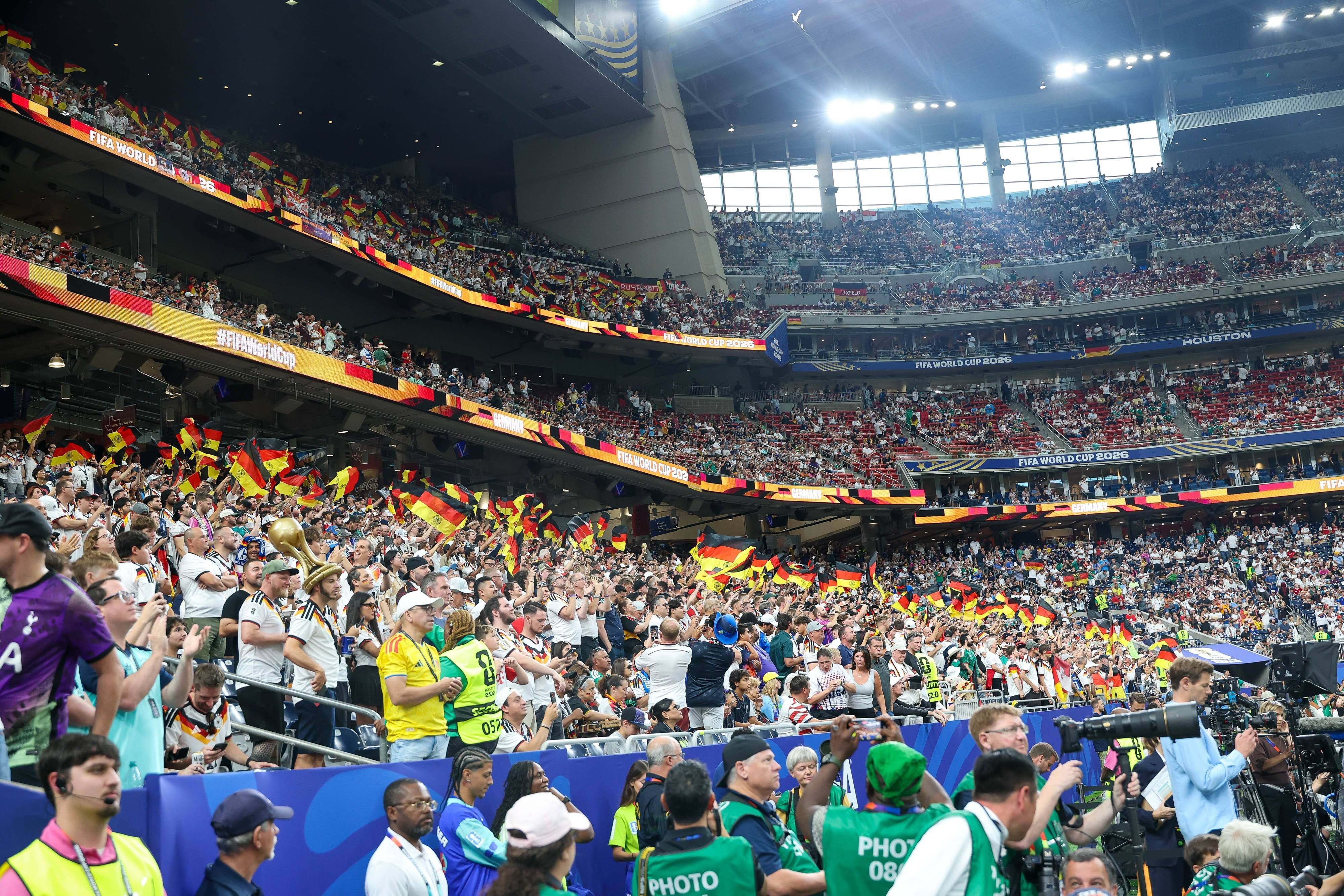 Deutscher Fanblock mit Fahnen beim WM-Spiel gegen Curacao in Houston.
