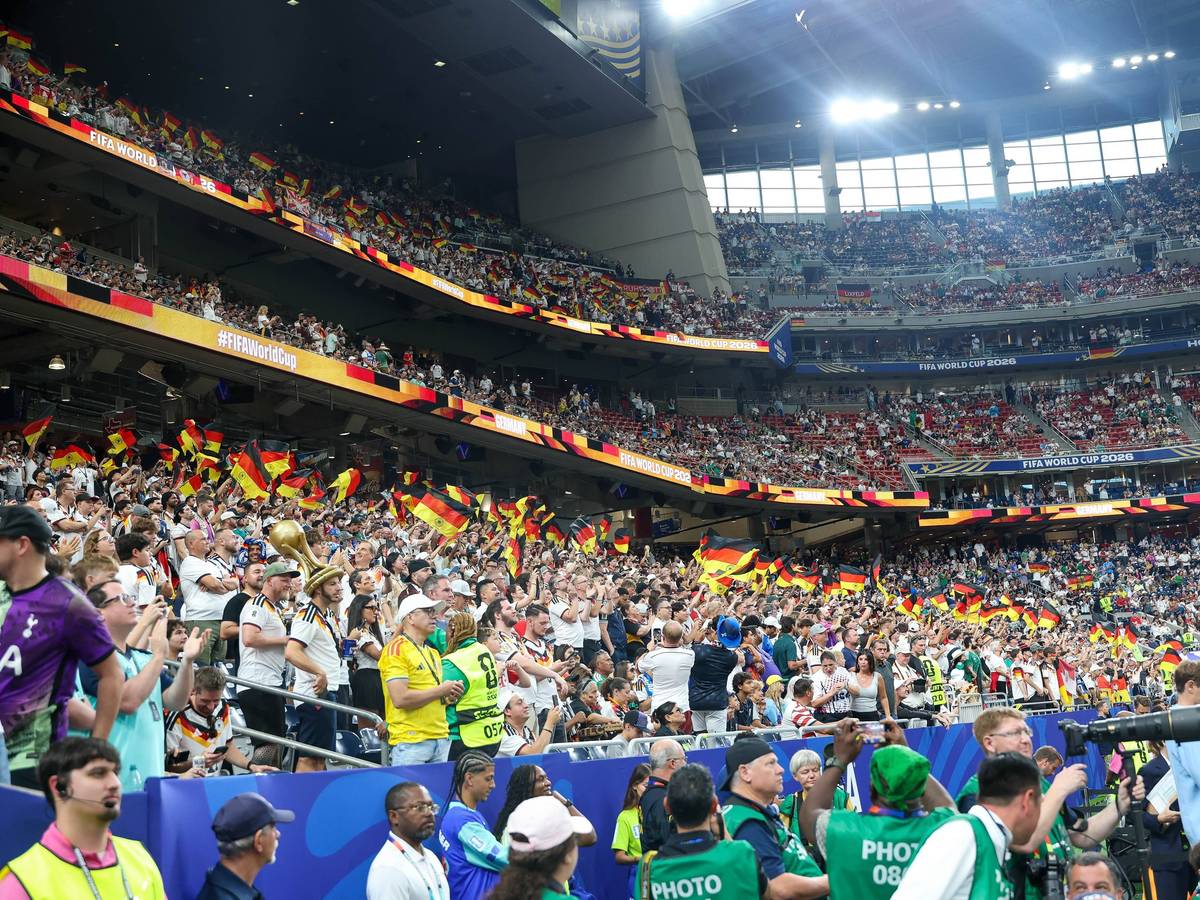 Deutscher Fanblock mit Fahnen beim WM-Spiel gegen Curacao in Houston.