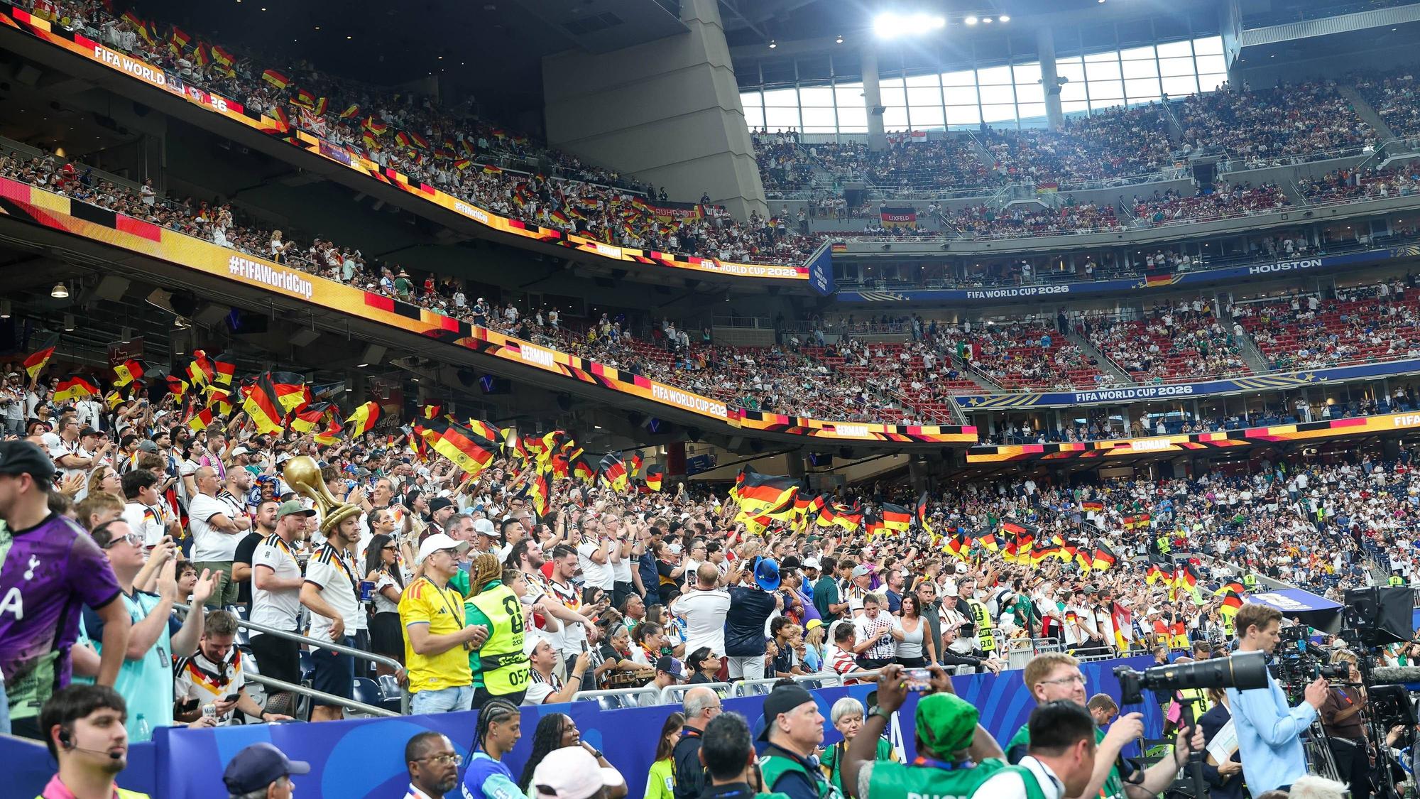 Deutscher Fanblock mit Fahnen beim WM-Spiel gegen Curacao in Houston.
