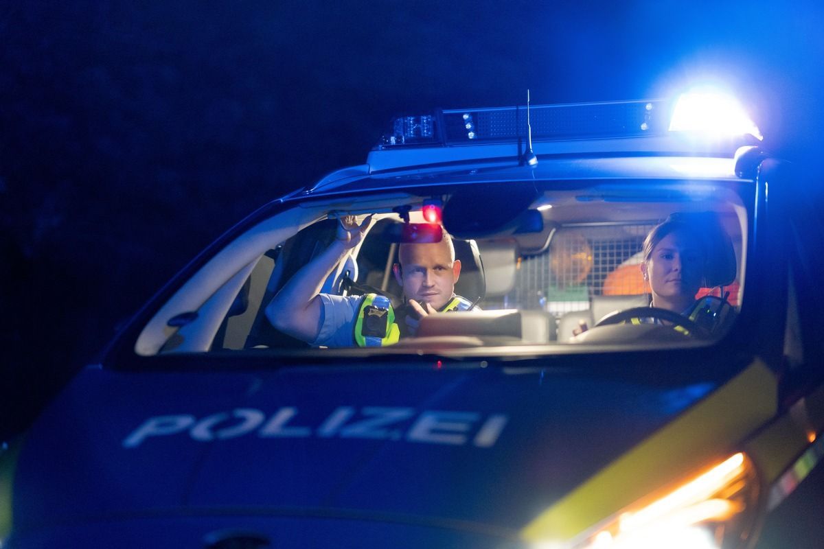 Ein Polizeiauto auf einer Straße.