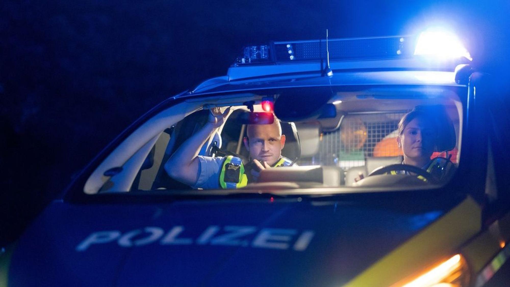 Ein Polizeiauto auf einer Straße.