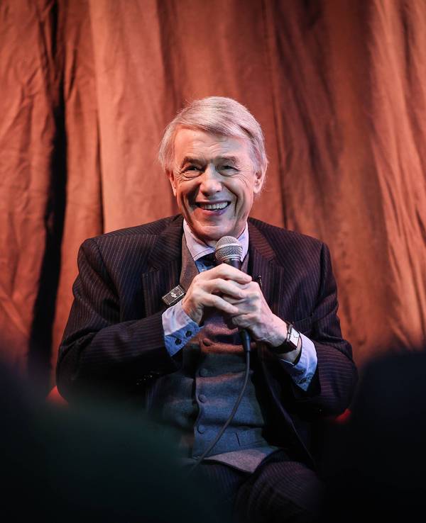 Salvatore Adamo lächelt mit Mikro in die Kamera.