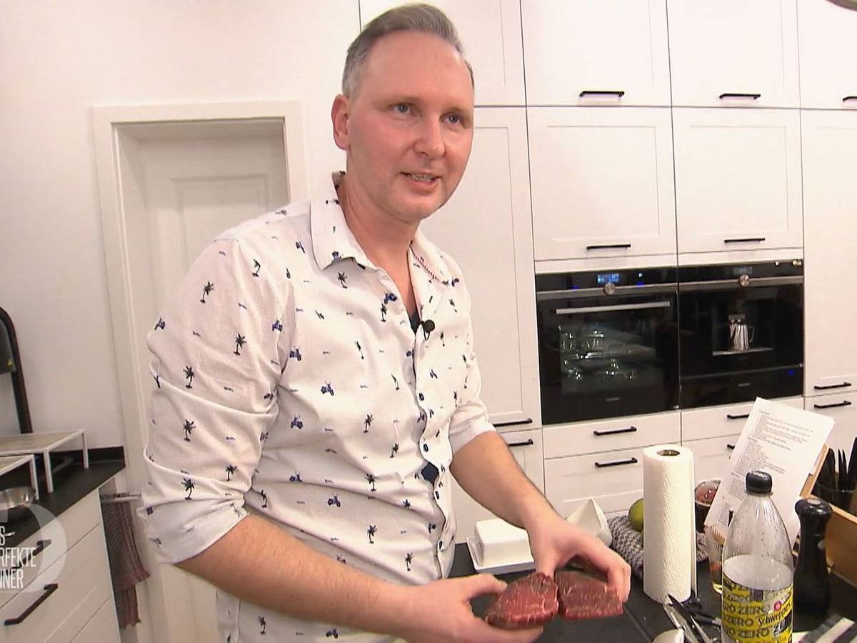 Beim Fleisch lässt sich Jens nicht lumpen: Dry Aged Filet aus der Region und Kobe Rind sollen ihm viele Punkte bescheren.
(Bild: RTL)