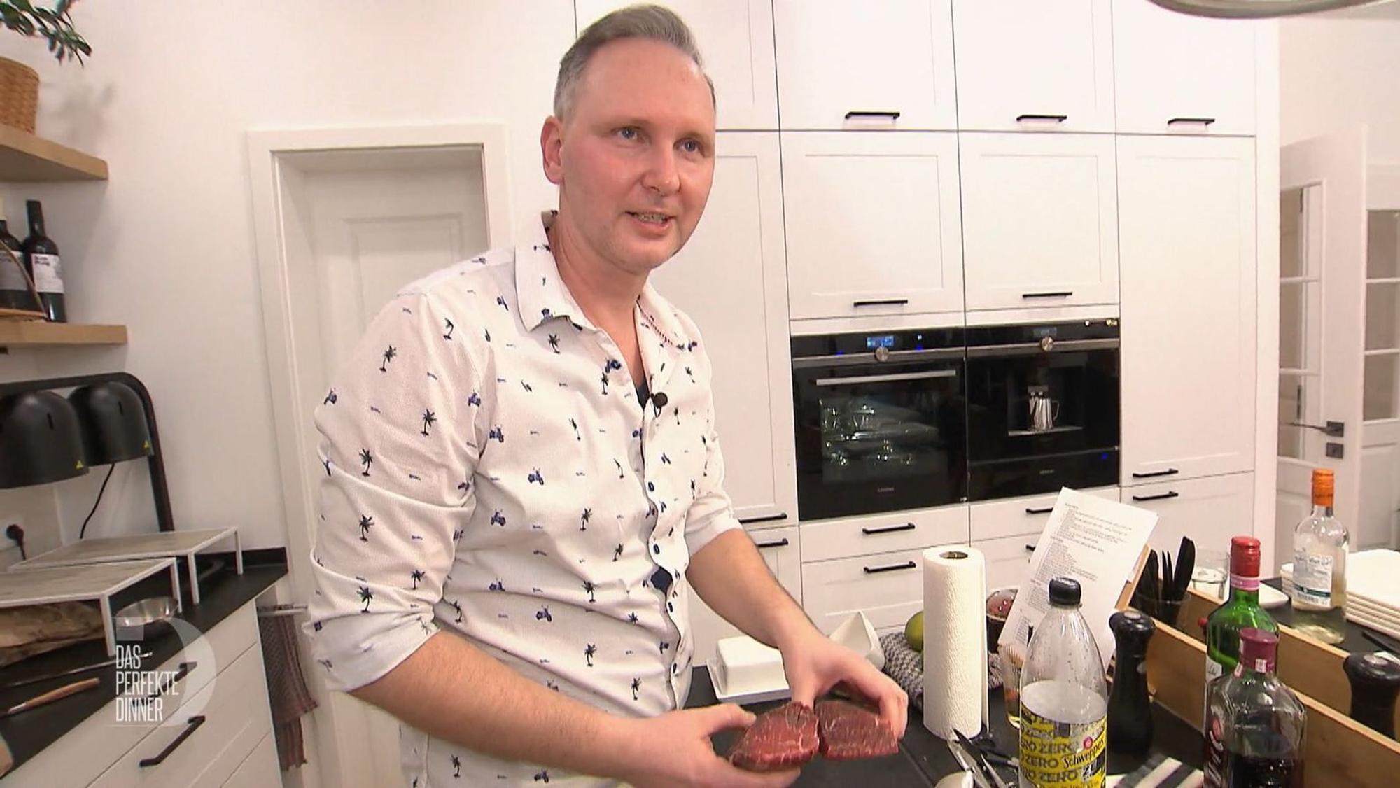 Beim Fleisch lässt sich Jens nicht lumpen: Dry Aged Filet aus der Region und Kobe Rind sollen ihm viele Punkte bescheren.
(Bild: RTL)