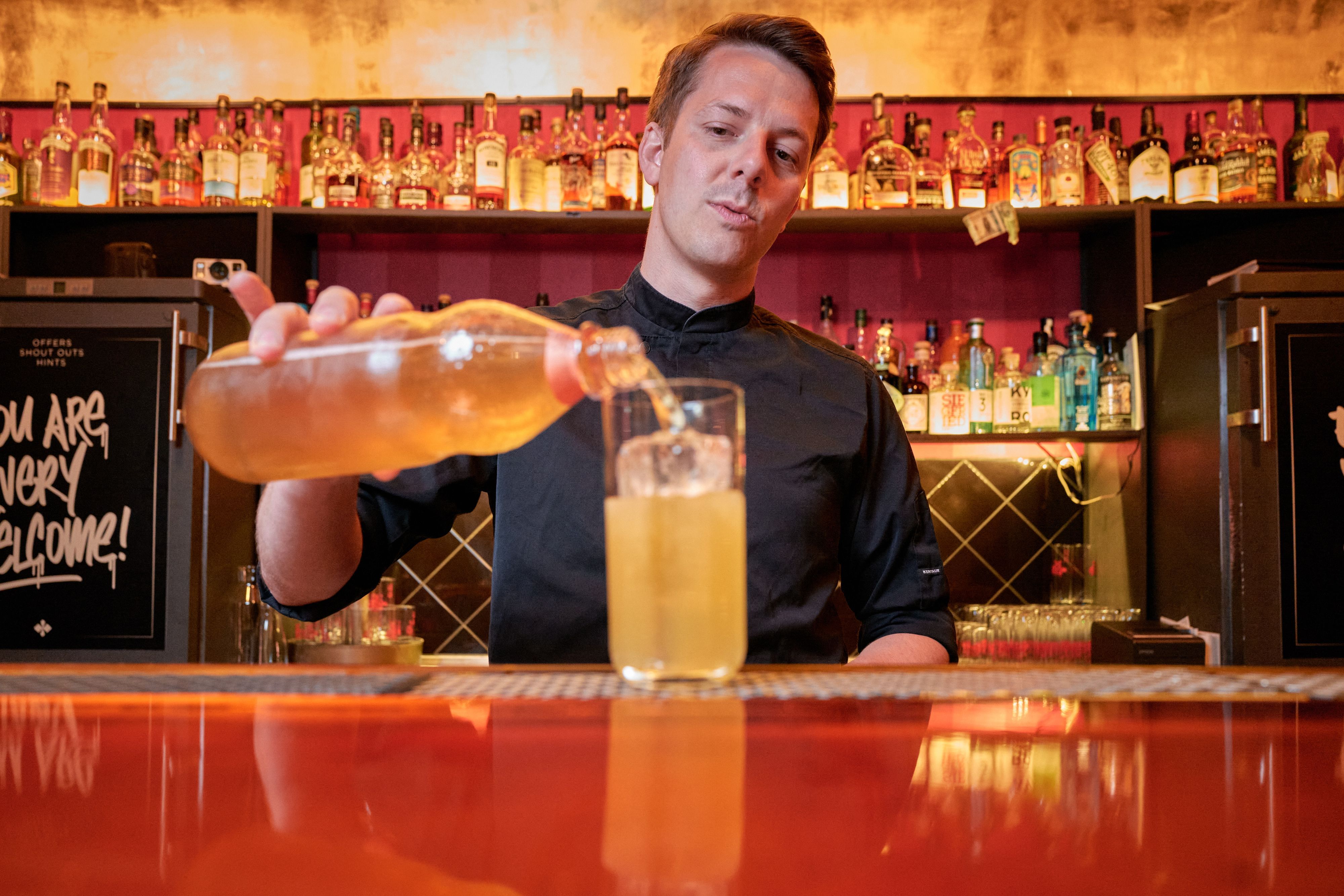Barkeeper Marian Krause mixt einen Drink.