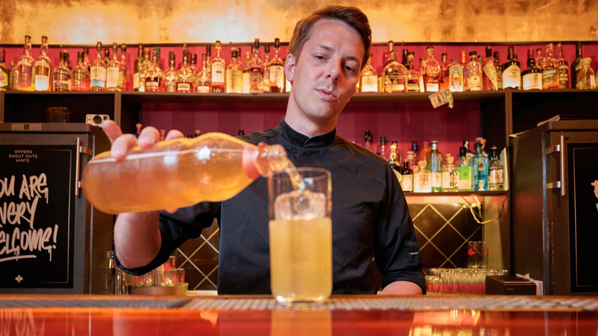 Barkeeper Marian Krause mixt einen Drink.