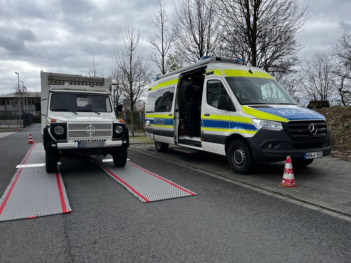 Die Polizei Mettmann wiegt Wohnmobile und Wohnwagen.