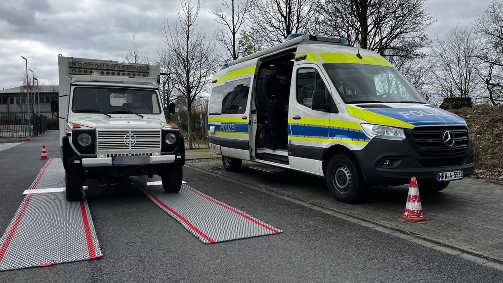 Die Polizei Mettmann wiegt Wohnmobile und Wohnwagen.