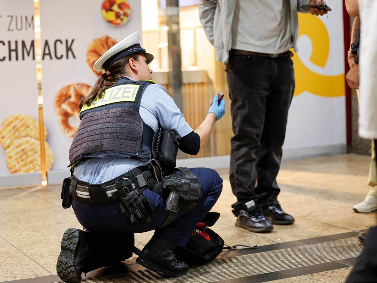 Ein 27-jähriger Tatverdächtiger soll einen 48 Jahre alten Mann mit einem Cuttermesser angegriffen haben. Das Symbolfoto zeigt eine Beamtin der Bundespolizei im Mai 2026 im Kölner Hauptbahnhof, die ein verbotenes Taschenmesser im Gepäck eines Reisenden gefunden hat.