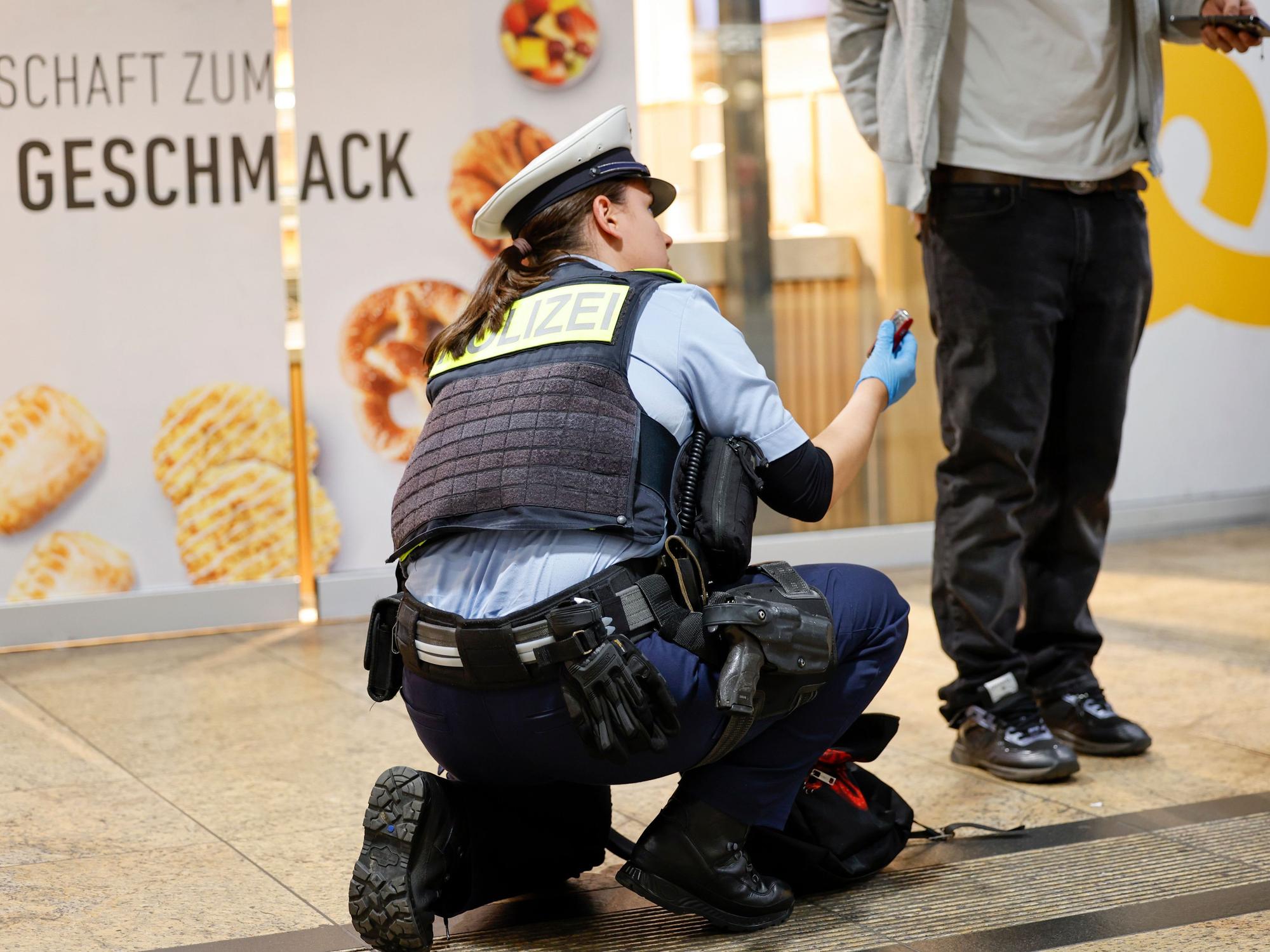 Ein 27-jähriger Tatverdächtiger soll einen 48 Jahre alten Mann mit einem Cuttermesser angegriffen haben. Das Symbolfoto zeigt eine Beamtin der Bundespolizei im Mai 2026 im Kölner Hauptbahnhof, die ein verbotenes Taschenmesser im Gepäck eines Reisenden gefunden hat.