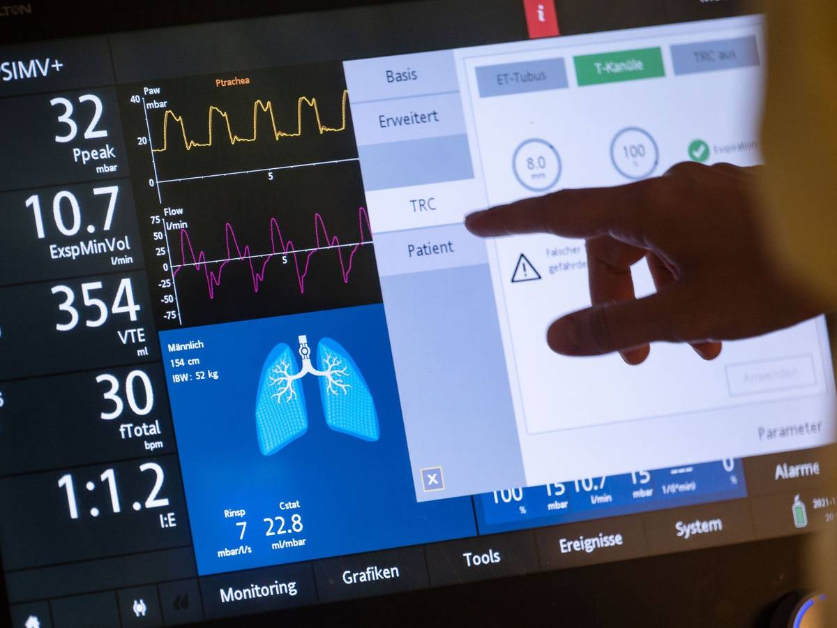 Pflegepersonal nutzt den Bildschirm eines medizinischen Geräts
