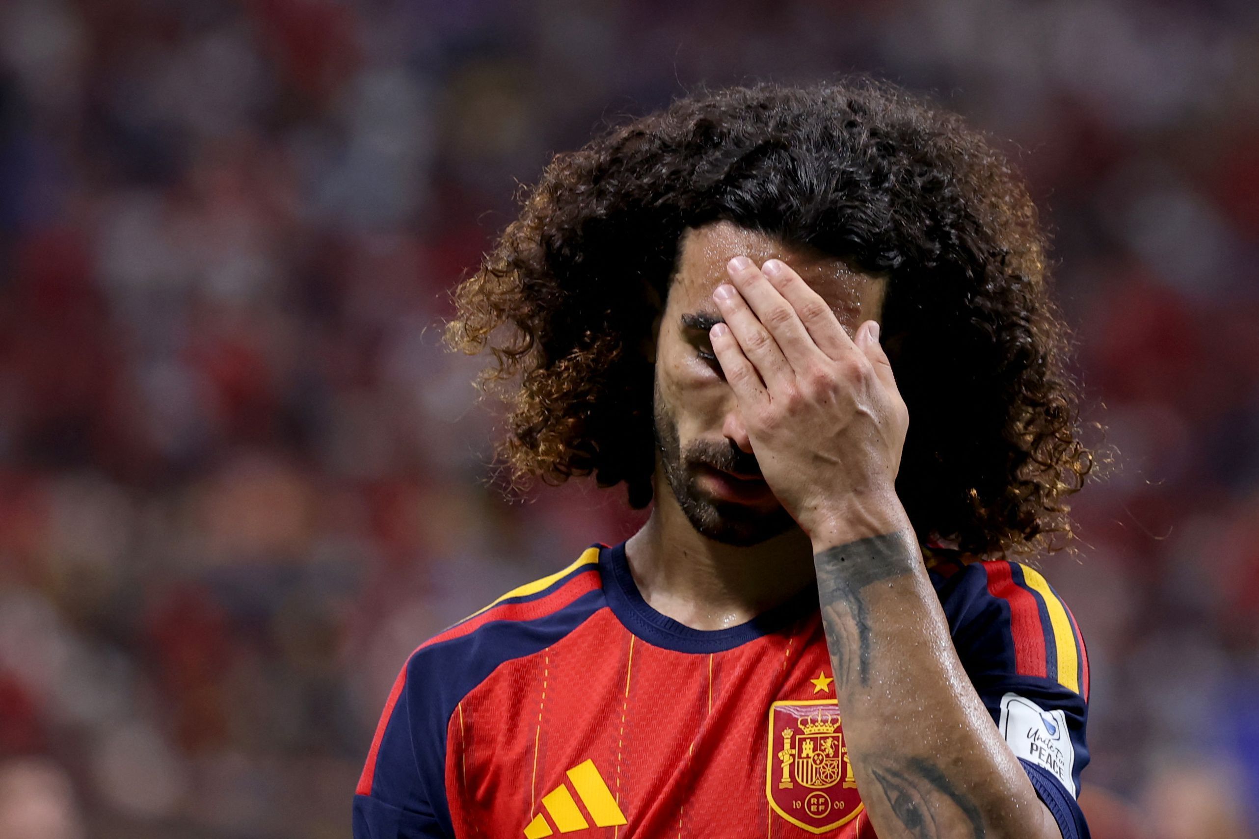 Marc Cucurella fasst sich enttäuscht an die Stirn.