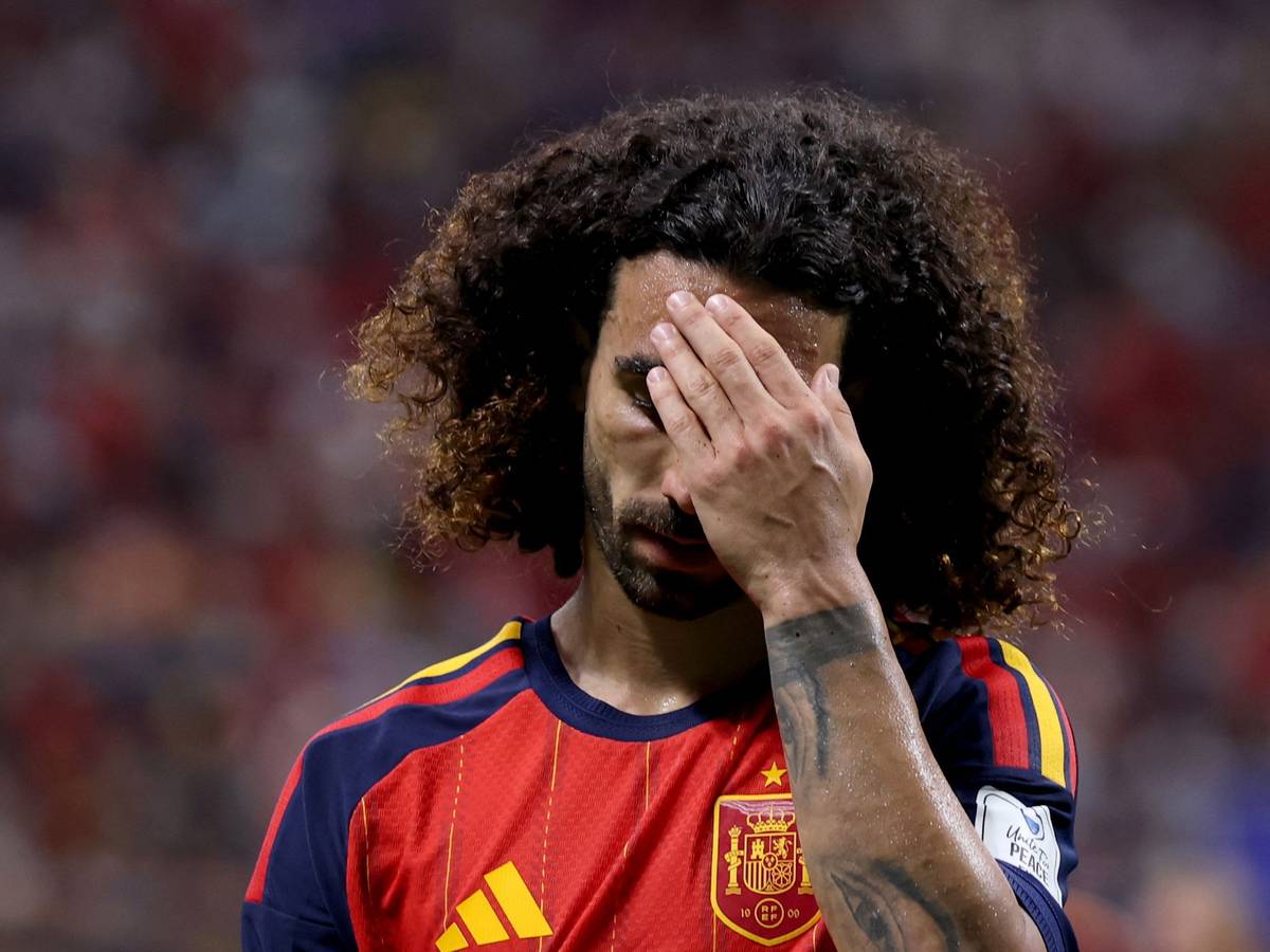 Marc Cucurella fasst sich enttäuscht an die Stirn.