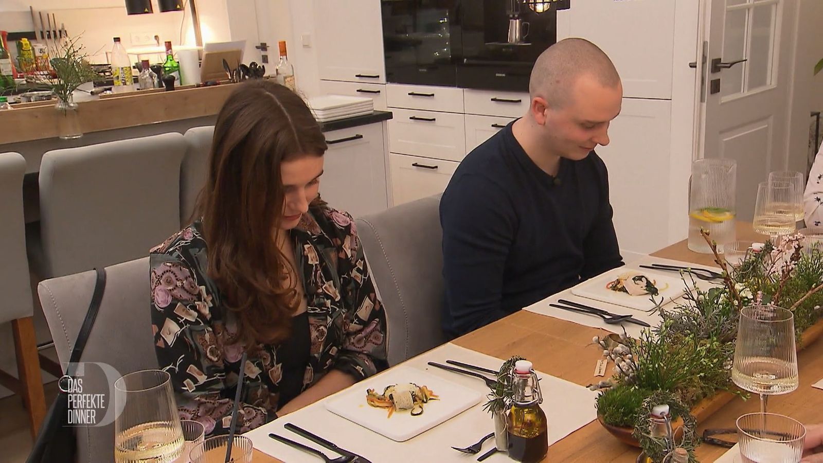 Lisa und Paul inspizieren ihre Gemüse-Spaghetti mit Weißweinsoße. Paul bekommt dazu ein gefülltes Putenröllchen, Lisa einen gefüllten Pfannkuchen.
 (Bild: RTL)