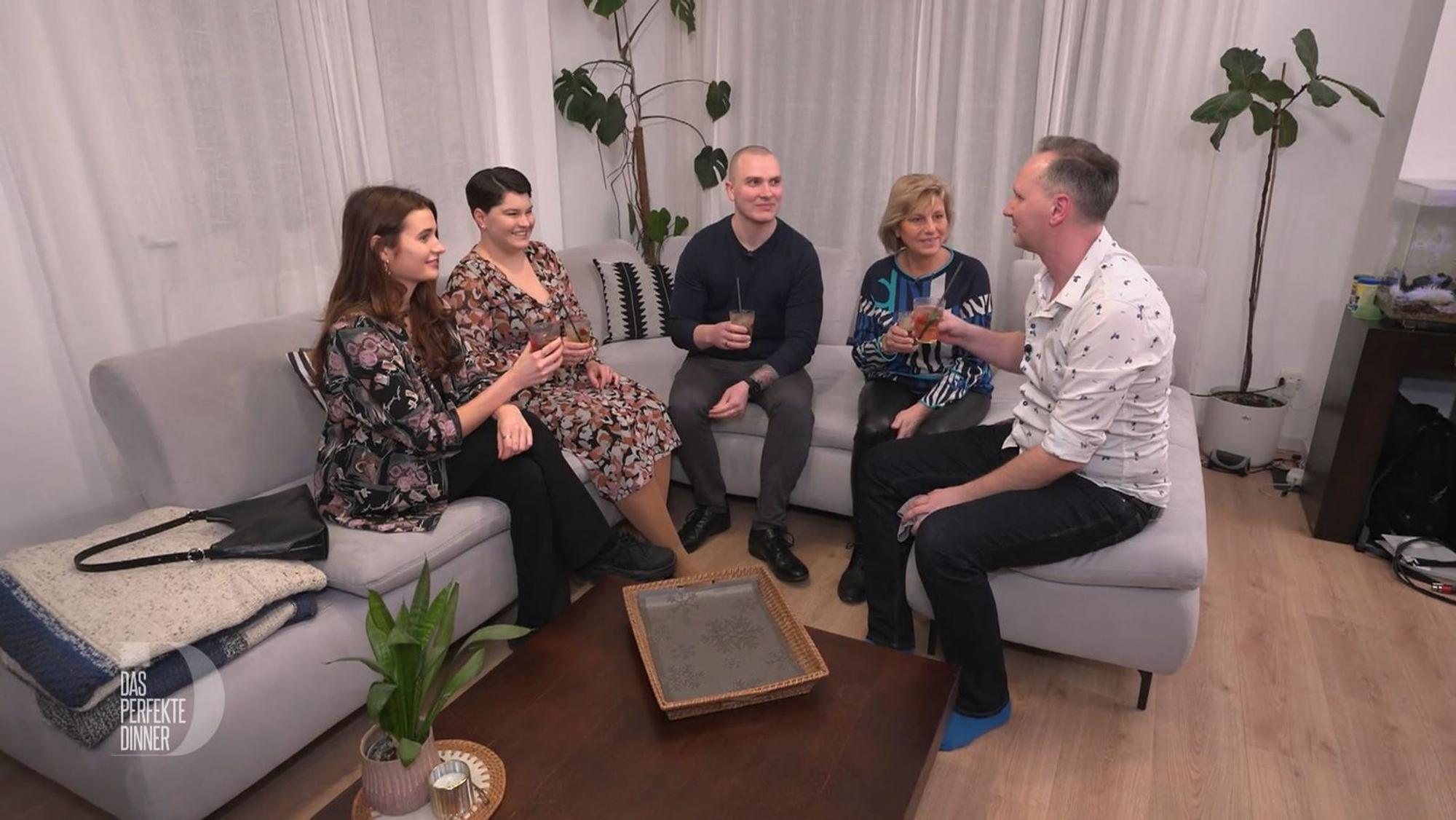 Beim Aperitif bewundern die Gäste die Einrichtung in Jens' neuem Haus, von links: Lisa, Vicky, Paul, Ute und Jens.
(Bild: RTL)