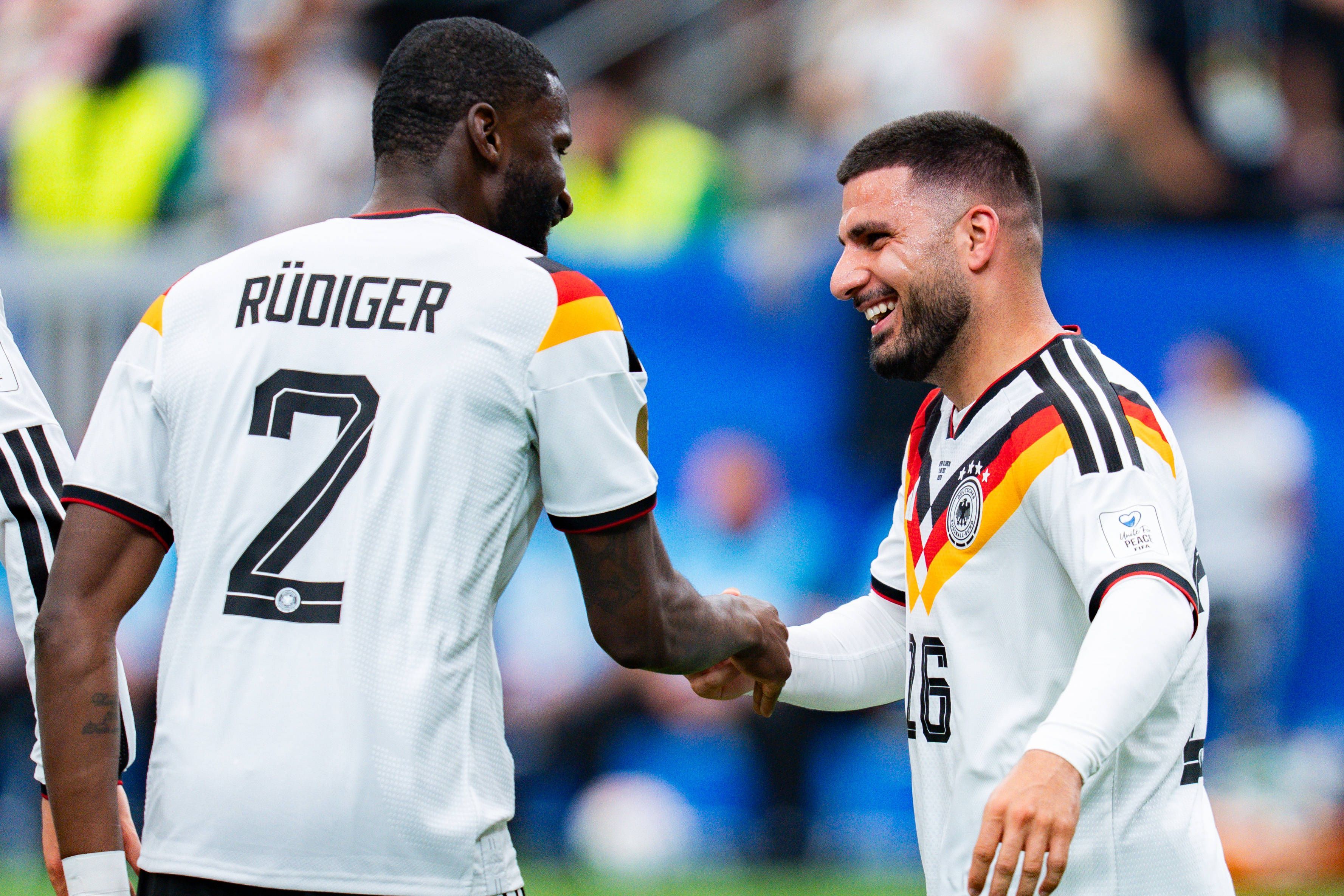 Antonio Rüdiger gibt Deniz Undav die Hand.
