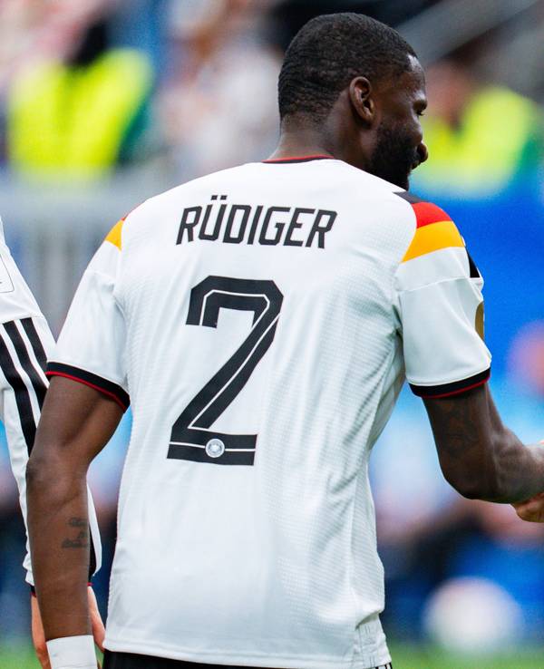 Antonio Rüdiger gibt Deniz Undav die Hand.