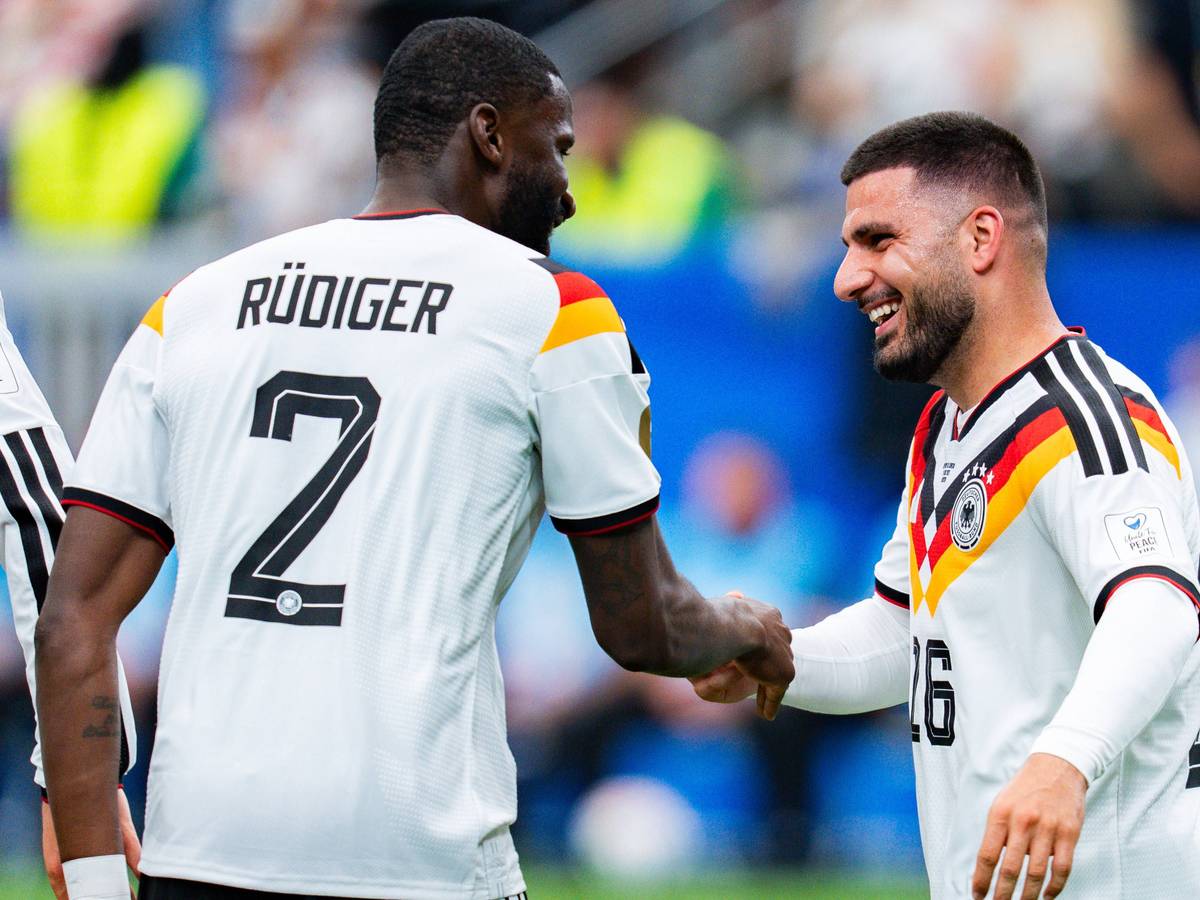 Antonio Rüdiger gibt Deniz Undav die Hand.