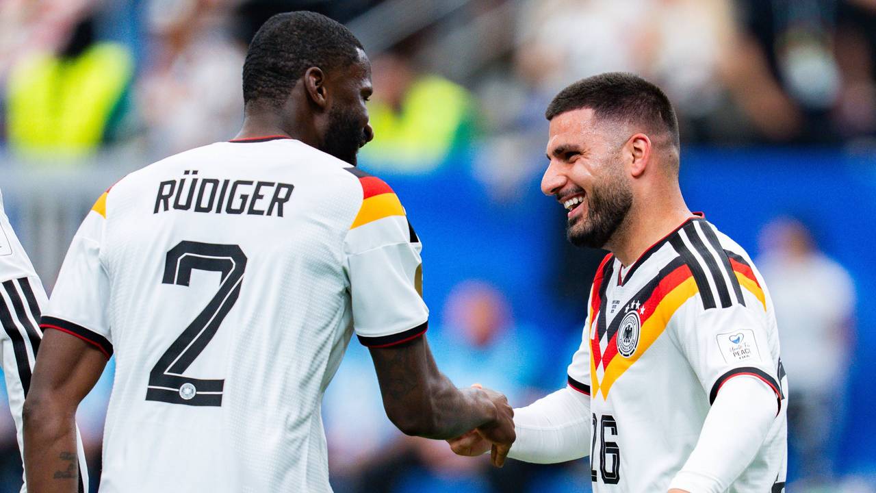 Antonio Rüdiger gibt Deniz Undav die Hand.