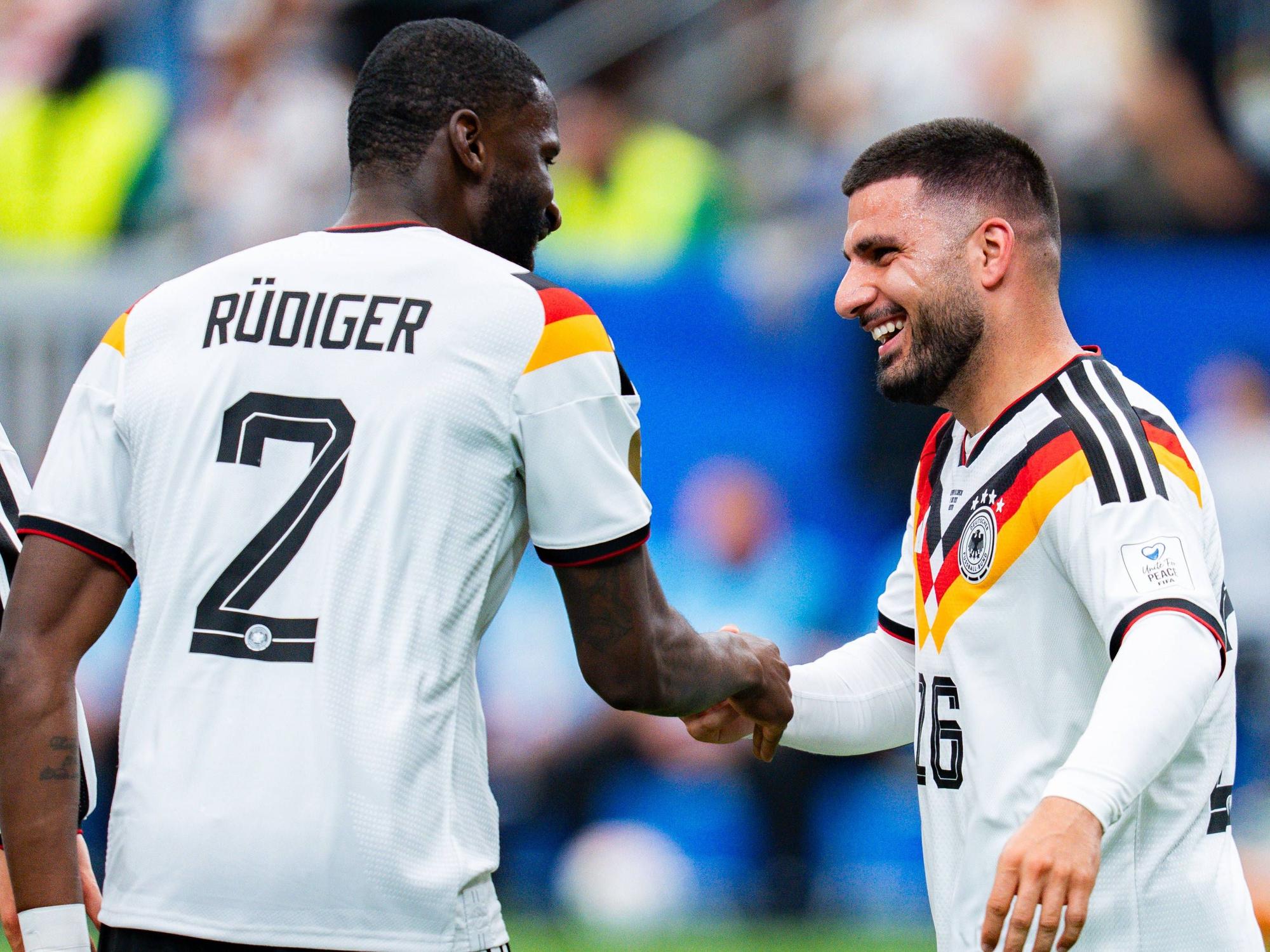 Antonio Rüdiger gibt Deniz Undav die Hand.