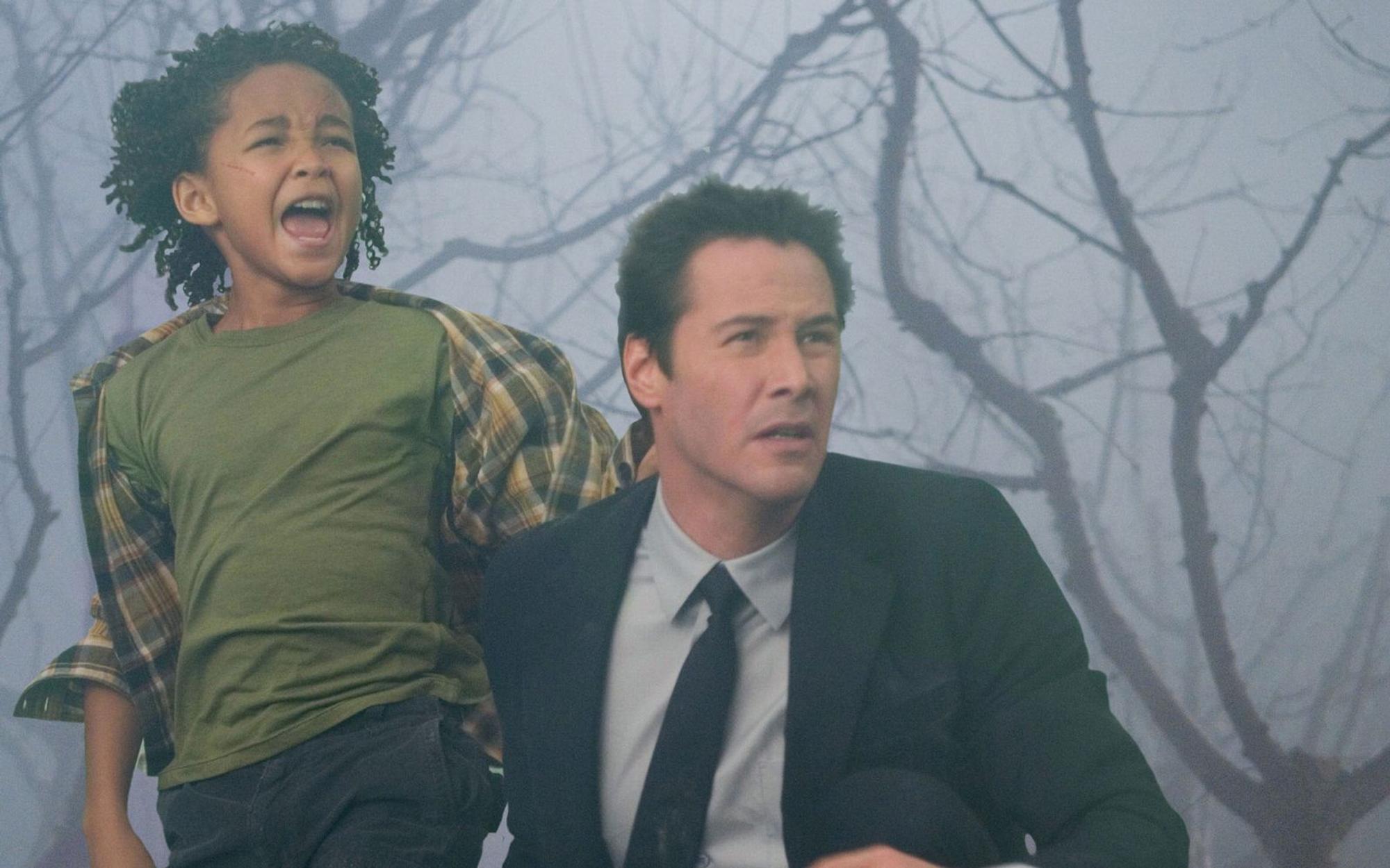 Jacob Benson (Jaden Smith, links) und Klaatu (Keanu Reeves) sind in großer Gefahr. (Bild: 2008 Twentieth Century Fox Film Corporation. All rights reserved.)