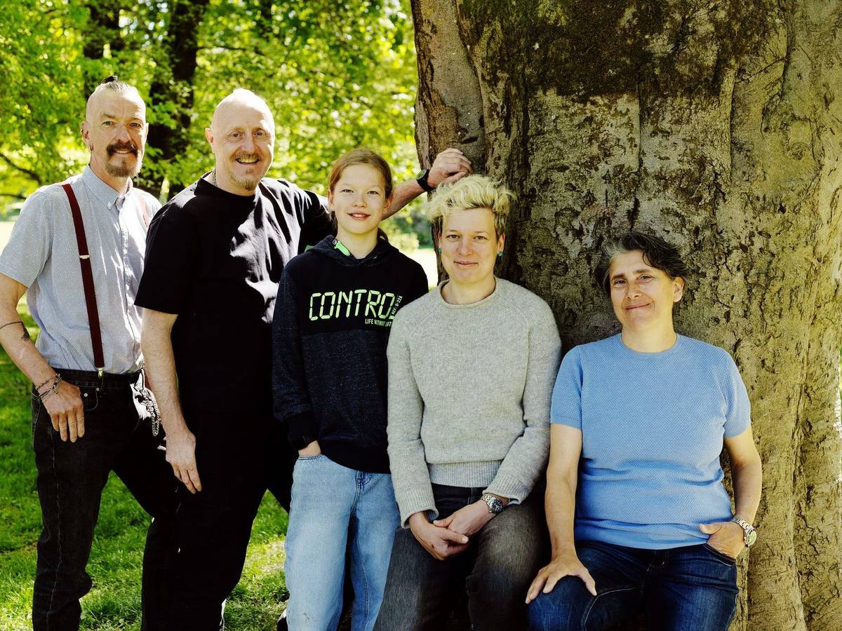 Oskar (Mitte) hat zwei Mütter, zwei Väter und eine Stiefmutter. Der facettenreiche Familienalltag birgt Potenziale, jedoch auch eine Vielzahl an Herausforderungen. (Bild: ZDF/Simon Koy)