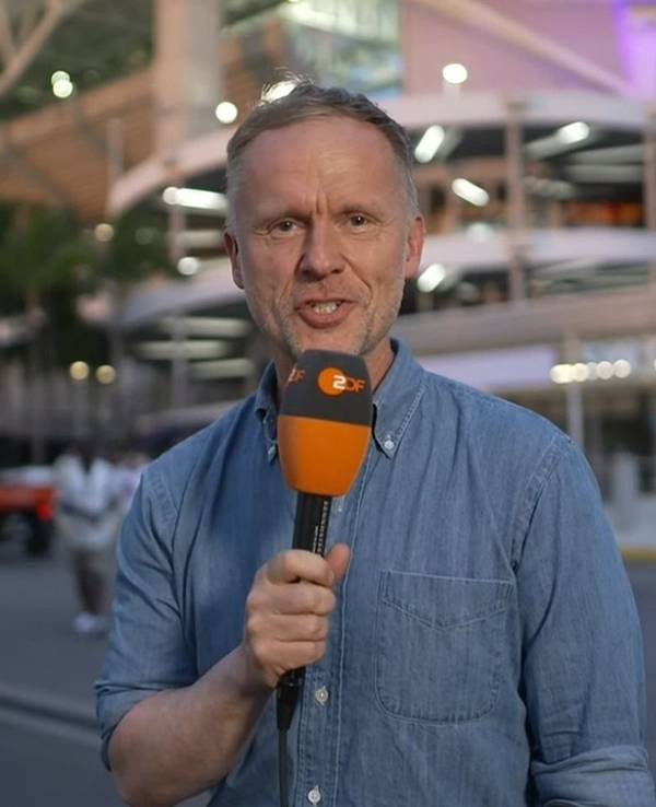 Alexander Ruda mit ZDF-Mikro vor dem Stadion.