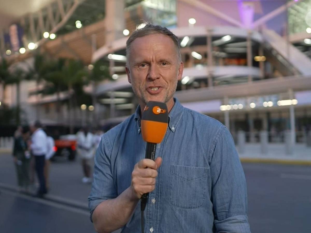 Alexander Ruda mit ZDF-Mikro vor dem Stadion.