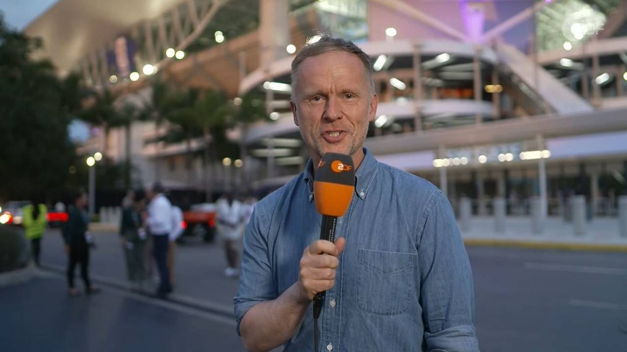 Alexander Ruda mit ZDF-Mikro vor dem Stadion.