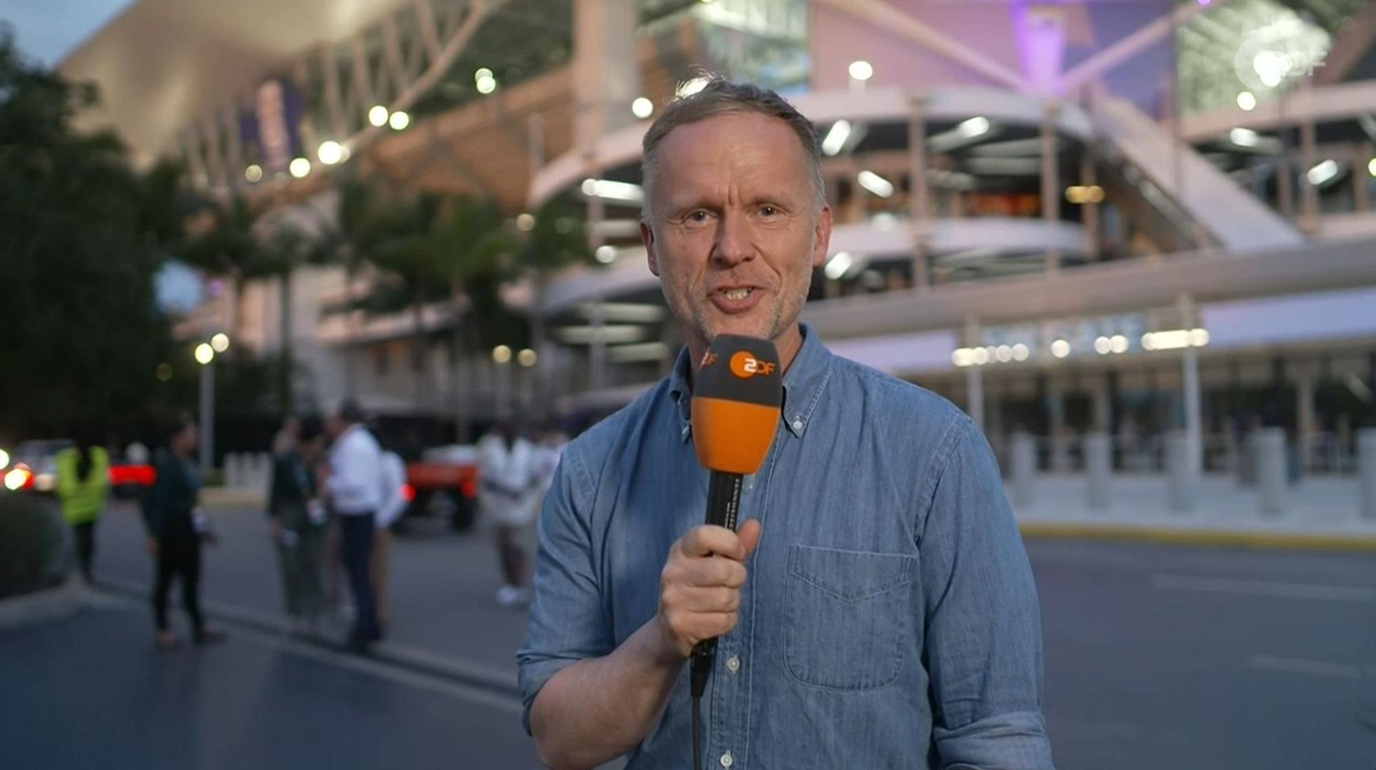 Alexander Ruda mit ZDF-Mikro vor dem Stadion.