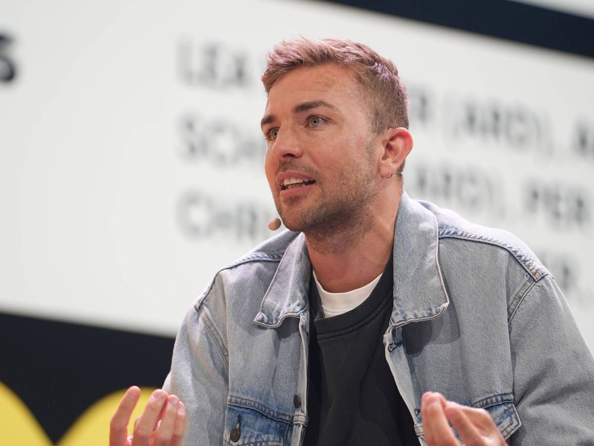 Christoph Kramer diskutiert auf einem Podium über Fußball.