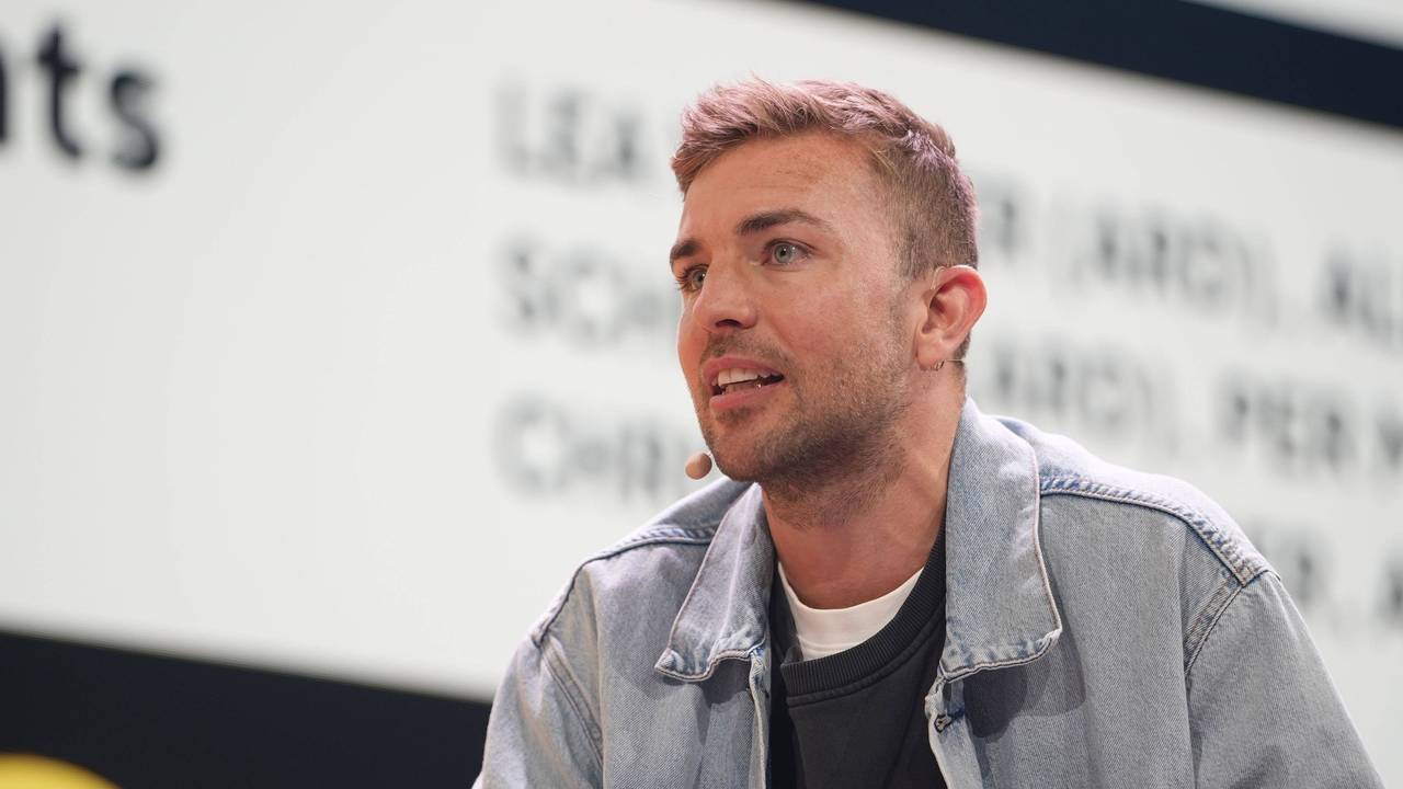 Christoph Kramer diskutiert auf einem Podium über Fußball.