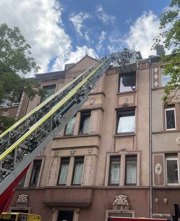 Nachdem ein vierjähriges Kind sich unbemerkt Zutritt zum Dach eines Mehrfamilienhauses verschafft hatte, ist die Feuerwehr mit einer Drehleiter im Einsatz.