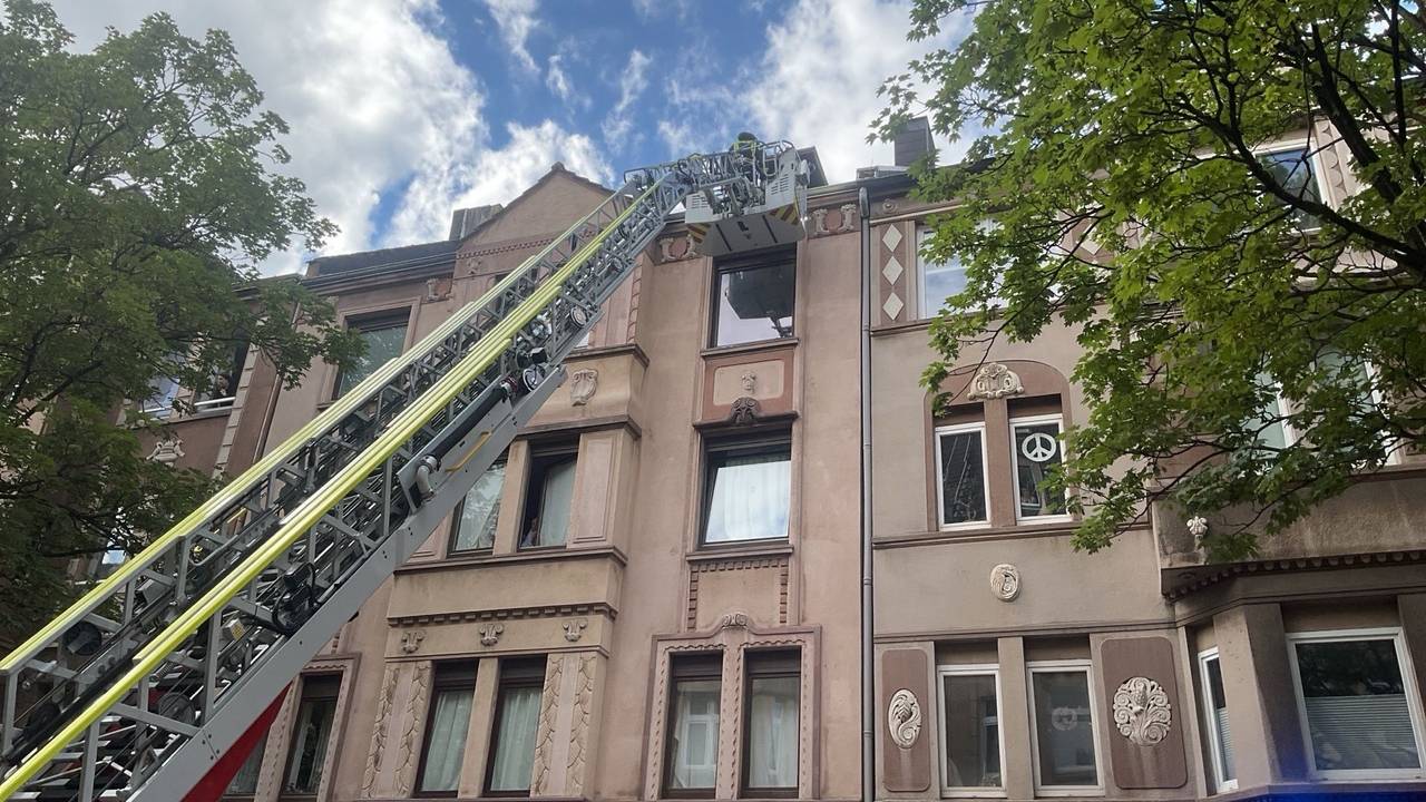 Nachdem ein vierjähriges Kind sich unbemerkt Zutritt zum Dach eines Mehrfamilienhauses verschafft hatte, ist die Feuerwehr mit einer Drehleiter im Einsatz.