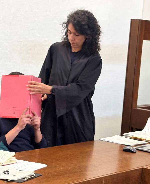 Der Angeklagte mit Verteidigerin Rania Kour und Dolmetscherin Dana Khamis (l.) beim Prozessauftakt im Landgericht