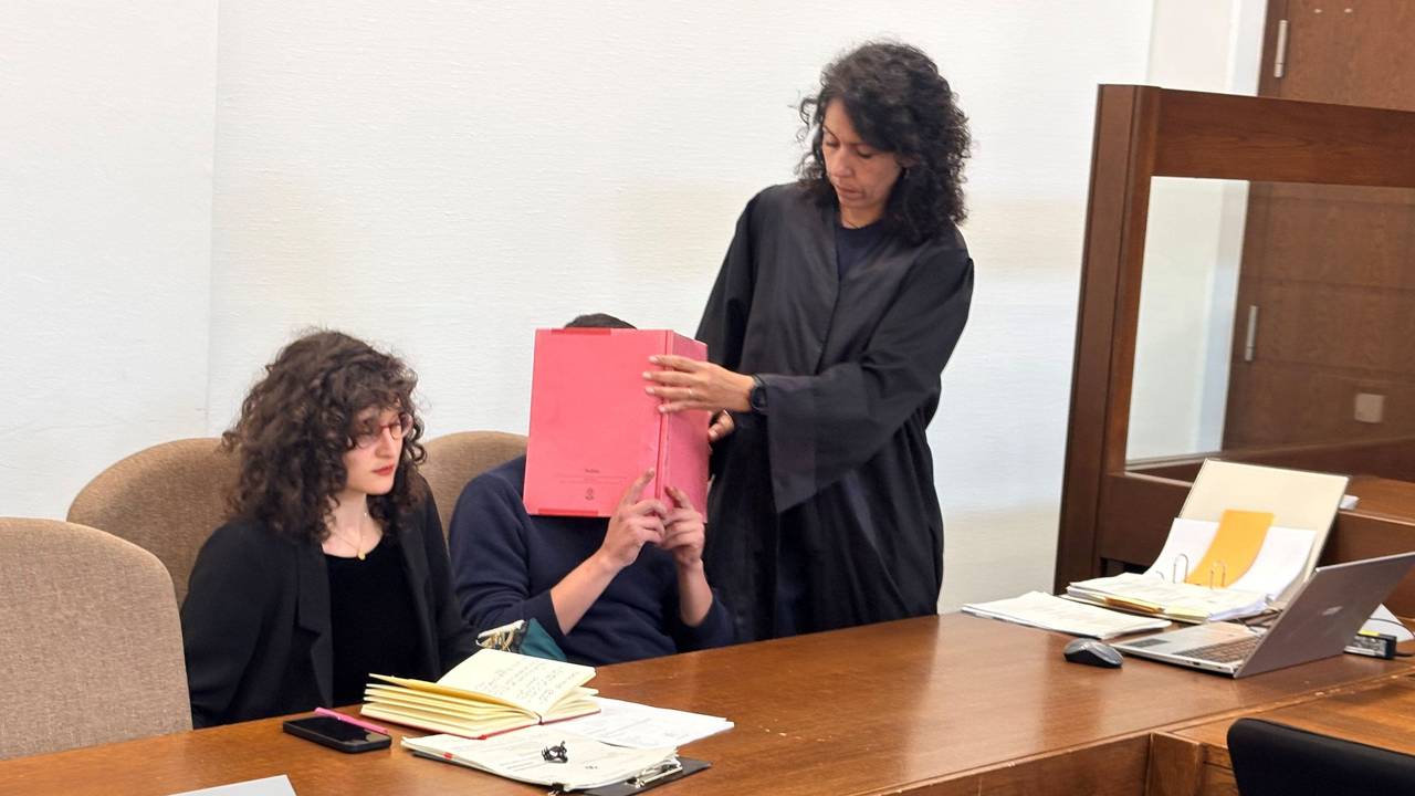 Der Angeklagte mit Verteidigerin Rania Kour und Dolmetscherin Dana Khamis (l.) beim Prozessauftakt im Landgericht