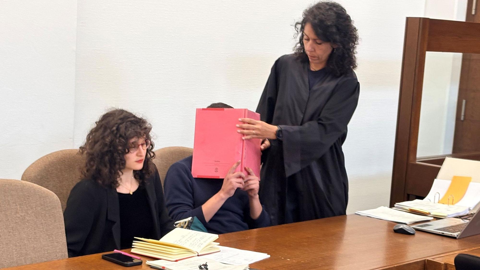 Der Angeklagte mit Verteidigerin Rania Kour und einer Dolmetscherin (l.) beim Prozessauftakt im Landgericht