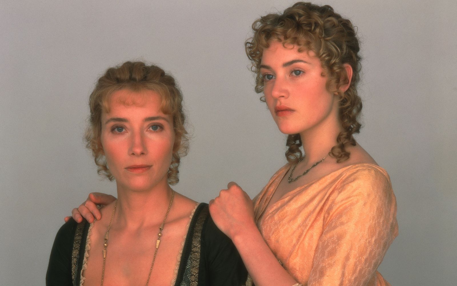 Zwei der größten britischen Schauspielerinnen: Emma Thompson (links) und Kate Winslet spielen in „Sinn und Sinnlichkeit“ die Schwestern Elinor und Marianne. (Bild: ZDF/© 2014 Sony Pictures Television Inc.)