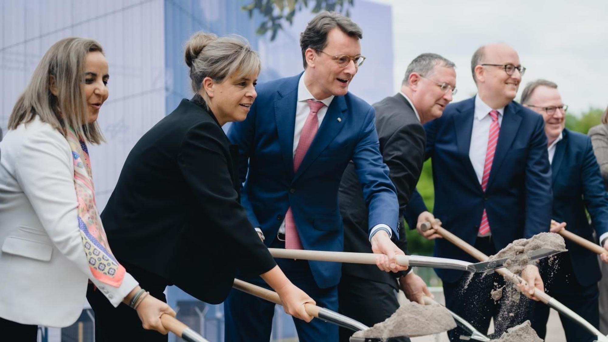 Wirtschaftsministerin Mona Neubaur und NRW-Ministerpräsident Hendrik Wüst beim Spatenstich des Govsatcom-Hub auf dem DLR-Gelände in Köln