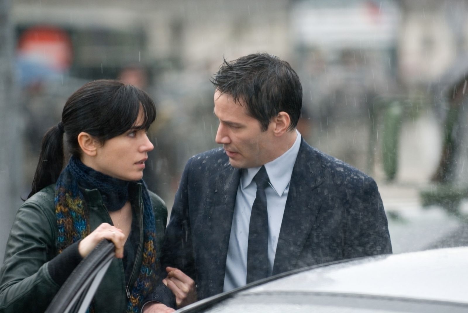 Helen (Jennifer Connelly) will herausfinden, warum Klatuu (Keanu Reeves) auf die von einer seltsamen Gefahr bedrohte Erde kam. (Bild: 2008 Twentieth Century Fox Film Corporation. All rights reserved.)
