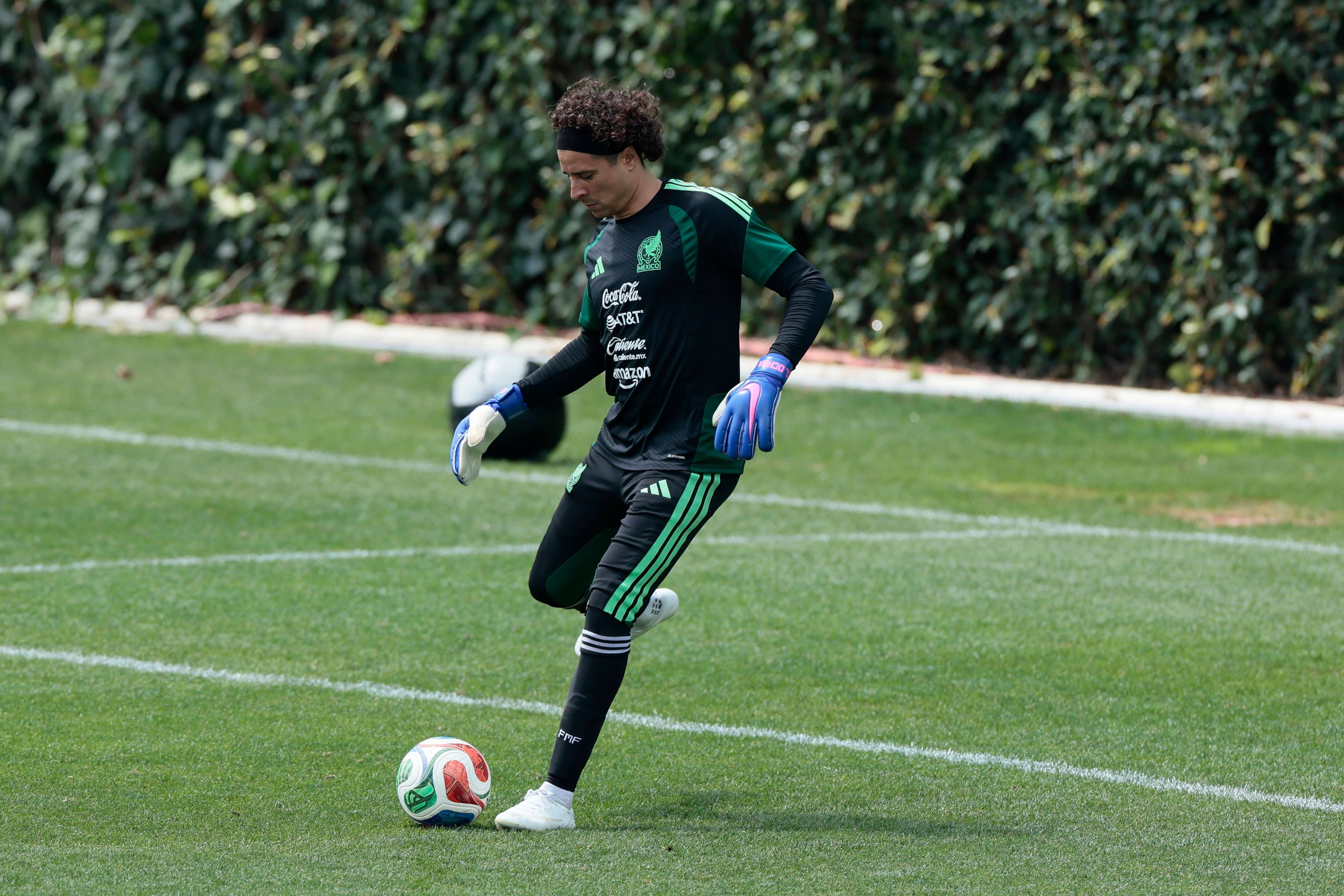 Guillermo Ochoa passt einen Ball im Training der mexikanischen Nationalmannschaft.